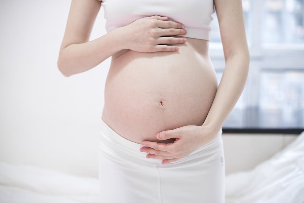 妊娠紋的分布方式，多是由身體的中央向外放射，形成一條條平行或放射狀的條紋。妊娠紋通常一開始是淡紅色略為凸起的條紋，之後會逐漸淡化並萎縮成銀白色的紋路，這時想要清除就很困難了。根據英國國民保健署（NHS）的資訊，妊娠紋常出現於以下的身體部位：腹部、胸房、腿部、臀部、上臂（由於腹部在懷孕前後的擴張變化最大，因此妊娠紋最常出現在腹部兩側。）